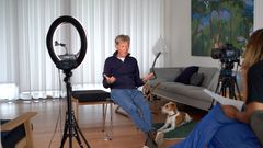 Kaare Sand er Danmarks prisvindende reportagekonge. Han er nu selv blevet hovedperson i en af de skæbnefortællinger, han har brugt sit liv på at fortælle om andre. Kameraet er nu rettet mod Kaare Sand.
