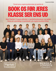 AI-genereret billede af et klassebillede, hvor elevernes ansigter er ens.