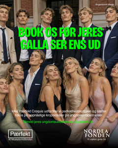 Et AI-genereret billede af en klasse til gallafest med ens ansigter.