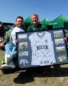 Marc Rieper og Simon Toftgaard Jespersen med signeret AGF-trøje 2026