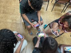 Unge spiller mobilspillet ”PoN! Armadillo Island”