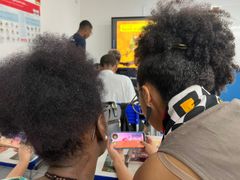 Unge spiller mobilspillet ”PoN! Armadillo Island”