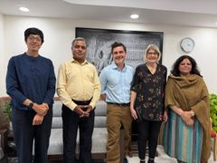 Fra venstre til højre: Marinarkæolog og projektleder Aprajita Sharma og vicedirektør Alok Tripathi fra Archaeological Survey of India, Marinarkæolog Andreas Kallmeyer Bloch fra Nationalmuseet, landechef for Indien Bente Wolff fra Dansk Kulturinstitut og kommunikationsrådgiver Swati Kapur, den danske ambassade i New Delhi.