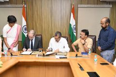 Den officielle underskrivelse af aftalen om eftersøgningen af skibet ØRESUND af den danske ambassadør Rasmus Abildgaard Kristensen og direktør Yadubir Singh Rawat fra Archaeological Survey of India. Til venstre marinarkæolog og projektleder Aprajita Sharma.