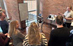 Gennem erhvervsfremmeprogrammet SMV:Digital kan virksomheder låne en robot, teste den i egen produktion og få op til 125.000 kroner i tilskud.