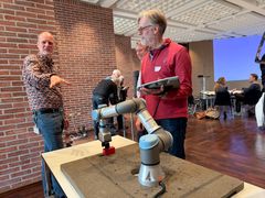 For de fleste virksomheder er det industrirobotter, kollaborative robotter og intelligent automation, der skaber værdi her og nu.