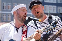 Captain’s Quarters beskriver sig som en håndfuld musikere med kærlighed til folkelig og velspillet musik fra Danmark og de syv verdenshave.