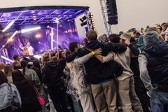 Unge til koncert på havnefronten ved på Kulturværftet 12. august 2023. Elever fra en lokal erhvervsskole i Helsingør inspirerede til nyt udendørs koncertformat som en del af et projektsamarbejde.