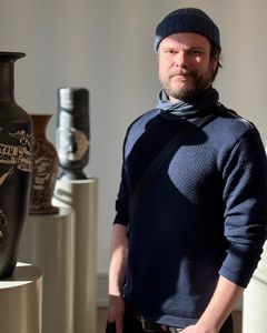 Niels Pugholm inviterer under overskriften “vilde væsner” til en kunstproces, hvor deltagerne med ler former og fortæller om gnomer, trollinger, feer og andet af skovens rakkerpak.
