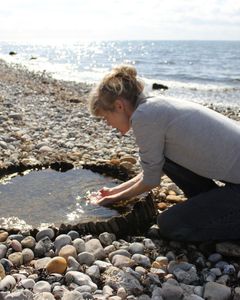 Kunstner Ulla Eriksen er en af de guides, som man møder i Camp Vild. I sin workshop tager hun deltagerne med ind i en verden af “ord, fund, farver".
