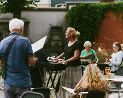 Fyraftenssang i Toldkammergården er et af de arrangementer, der er blevet til i Åbent Kontor på Toldkammeret og Kulturværftet.