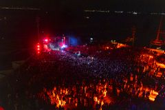 Fra KUTO Club august 2025, hvor 6400 unge var samlet til koncert i Kulturhavn Kronborg på pladsen foran Kulturværftet.