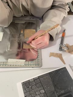 Billedskolens elever arbejder på udstillingen Aftryk af byen.