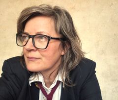 Aftenen iscenesættes visuelt af kunstner Channie Koksvik, der arbejder med lys, billeder og rumlige greb inspireret af den nordiske skærgård og de landskaber, som går igen i Janssons værker.