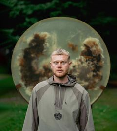 URO er en af sin generations mest ærlige og reflekterede stemmer i dansk musik. Med sin karakteristiske vokal og evne til at forene sårbarhed, håb og tro, har han skabt et musikalsk univers, der taler direkte til mennesket bag facaden.