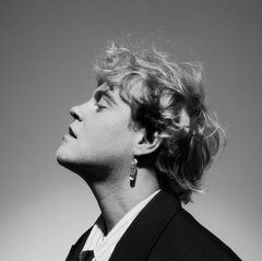 Hjalmer har taget den danske musikscene med storm med sin inderlige musik, præget af temaer om kærlighed, det at blive voksen samt dybe refleksioner herom.