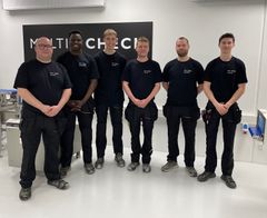 På billedet ses seks af de nye medarbejdere hos Multicheck, der alle havde første arbejdsdag 1. maj.