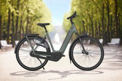 Med det kraftige kørelys, brede dæk, fodbremse og hydrauliske skivebremser er man garanteret en sikker cykeltur på Gazelles seneste lancering.