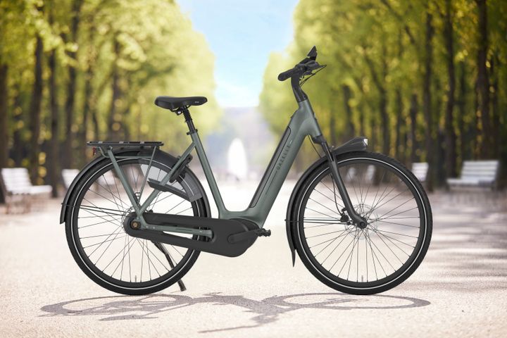 Med det kraftige kørelys, brede dæk, fodbremse og hydrauliske skivebremser er man garanteret en sikker cykeltur på Gazelles seneste lancering.