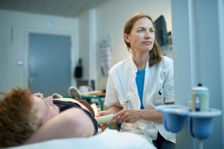 Patient bliver skannet for leverstivhed.