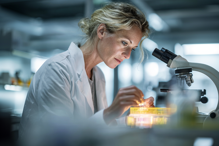 AI-genereret foto af en kvindelig forsker i kittel i laboratorium