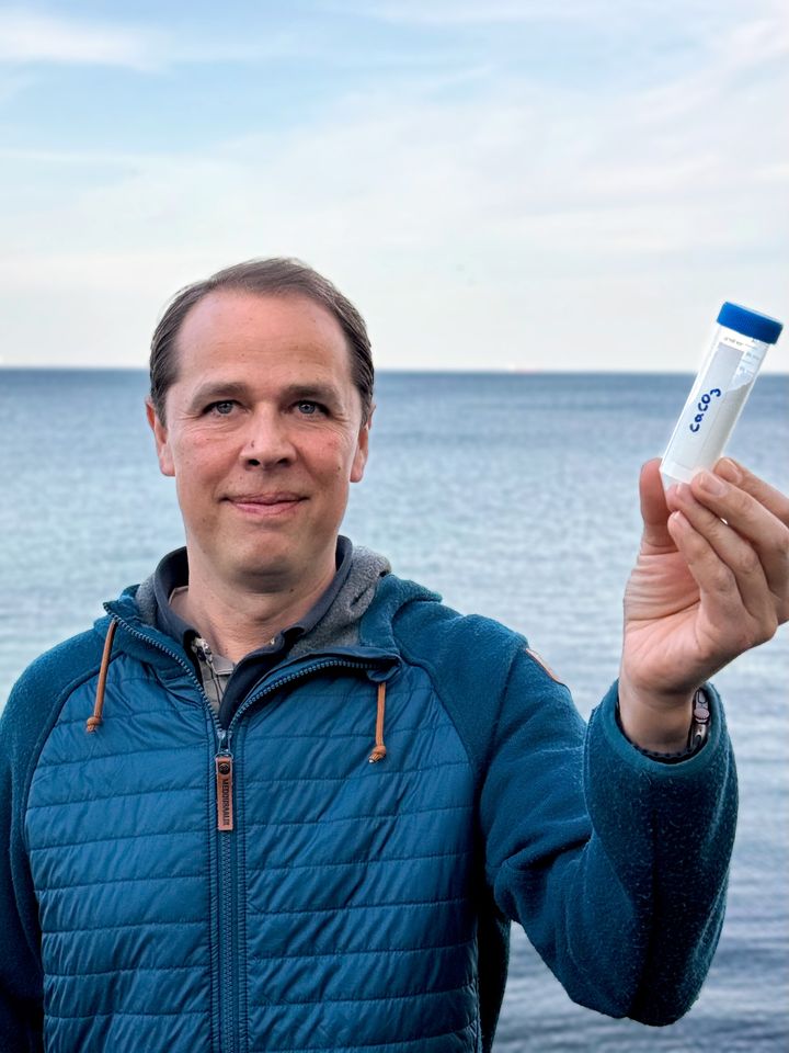 Stifter af Ikkaton, Erik Trampe, holder en prøve af slutproduktet kalk