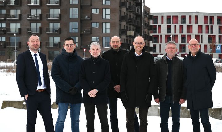Billedet er til fri redaktionel anvendelse og er taget på grunden, hvor ejendommen opføres. Det viser fra venstre mod højre: Morten Skov, regionsdirektør i Fynske Bank, Rune Falk Villadsen, projektleder 5E Byg, Torben Nielsen, koncerndirektør 5E Byg, Christian Thuesen, adm. direktør i C&W Arkitekter, Henning Dam, adm. direktør Fynske Bank, Per Jørgensen, bestyrelsesformand 5E Byg, og Jan Reifling, regionsdirektør i Fynske Bank.