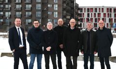 Billedet er til fri redaktionel anvendelse og er taget på grunden, hvor ejendommen opføres. Det viser fra venstre mod højre: Morten Skov, regionsdirektør i Fynske Bank, Rune Falk Villadsen, projektleder 5E Byg, Torben Nielsen, koncerndirektør 5E Byg, Christian Thuesen, adm. direktør i C&W Arkitekter, Henning Dam, adm. direktør Fynske Bank, Per Jørgensen, bestyrelsesformand 5E Byg, og Jan Reifling, regionsdirektør i Fynske Bank.