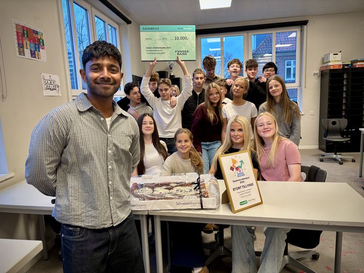 Sidste år løb 8.Y fra Forældreskolen i Aarhus med sejren, og klassen blev derfor fejret med brunsviger, konfetti og 10.000 kroner til klassekassen.