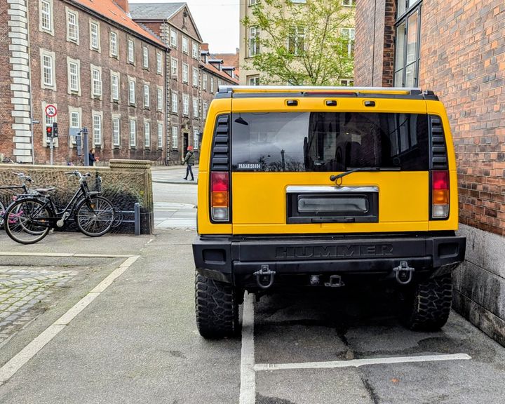 Bil i KBH - nummerplade sløret.