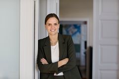 Digitaliseringsminister Caroline Stage Olsen hilser initiativet velkommen: "I den offentlige sektor møder medarbejdere dagligt borgere med mange forskellige sproglige baggrunde, og her kan digitale værktøjer være med til at gøre kommunikationen lettere."