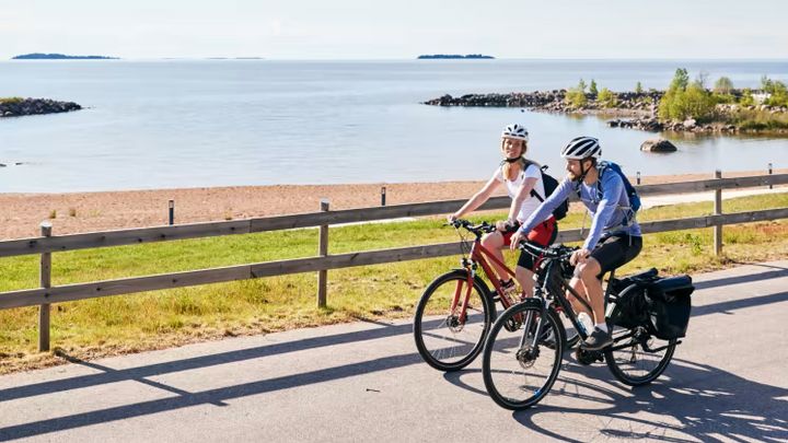 Den nye nationale cykelrute slynger sig 640 kilometer langs med søen Vänerns bred. Foto: Jonas Ingman