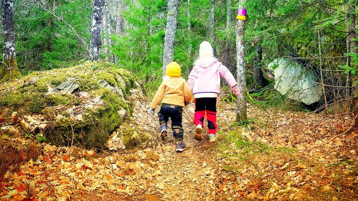 En tur til Vestsverige giver gode muligheder for at komme ud i naturen og nyde den friske luft sammen med børnene. Foto: Ragnerud