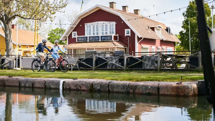 Dejlig cykling langs Göta Kanal, hvor bådlivet på kanalen sørger for underholdningen. Foto: Jonas Ingman/westsweden.com