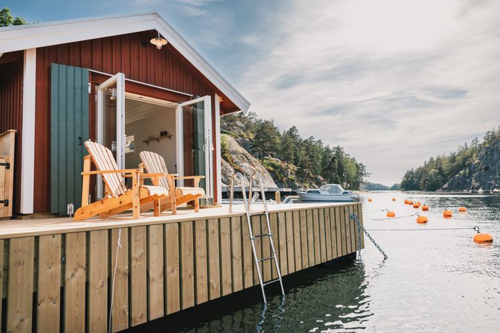 Bådehuset Matros Martinsson med båd og hyggelig solterrasse, hvor man kan tage en dukkert. Foto: Lagunen