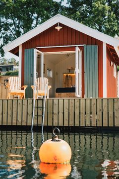 Bådehuset Matros Martinsson, med badestige Foto: Lagunen