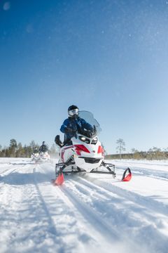 På el-snescooter gennem vinterlandskabet med Åreguiderne. Foto: Uncharted Society