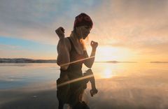 Vestsverige Kallbad, kvinde i det kolde vand - Foto: Annelie Pompe