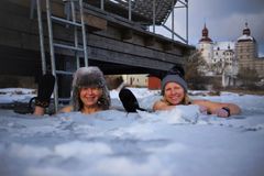 Vinterbadning med slotsudsigt - Foto: Läckö slott