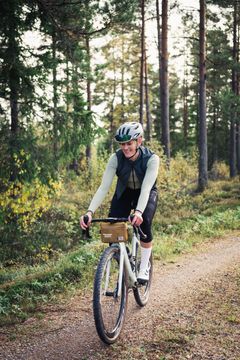 Vestsverige, kvinde på gravelcykel. Foto: Signe Koch