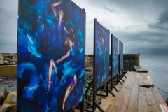 Udstillingen Muses of Avatar viser fotokunst af Christy Lee Rogers på øen Pater Noster i Vestsverige.