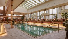 Hjortviken Country Club med dejlige daybeds og pool club stemning.