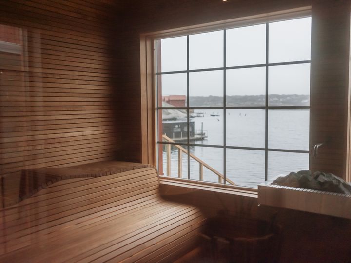 Ny spa hos Hotel Strana byder på sauna med skærgårdsudsigt.