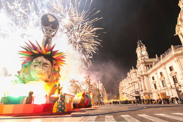 Fallas er Valencias store festival med kunstværker, parader og fyrværkerier.