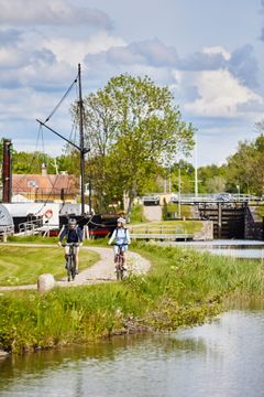 Cykling ved en sluse i Göta kanal