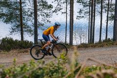 Gravelcyklist med søudsigt i Dalsland.