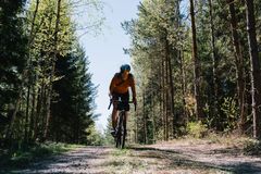 Vestsverige, Gravelcyklist i Dalsland i solskin, Foto: Farawayista