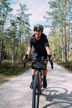 Vestsverige, Smilende kvindelig gravelcyklist i Dalsland, Foto: Farawayistan