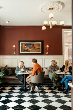 Kaffepause i caféen på Skara Stadshotell