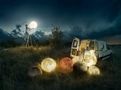 Kunstfotografiet "Full Moon Service" af Erik Johansson